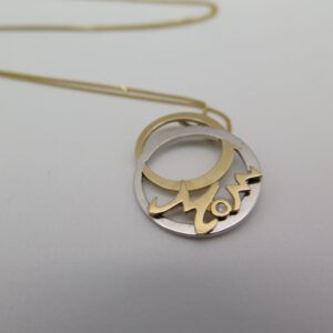 gold pendant says mom with gold chain